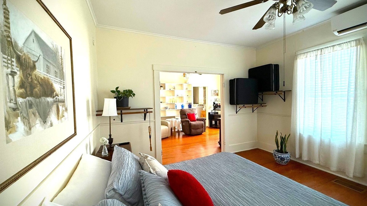 Brenham House | Vanilla Dream Suite at The Brenham House Steps from Downtown