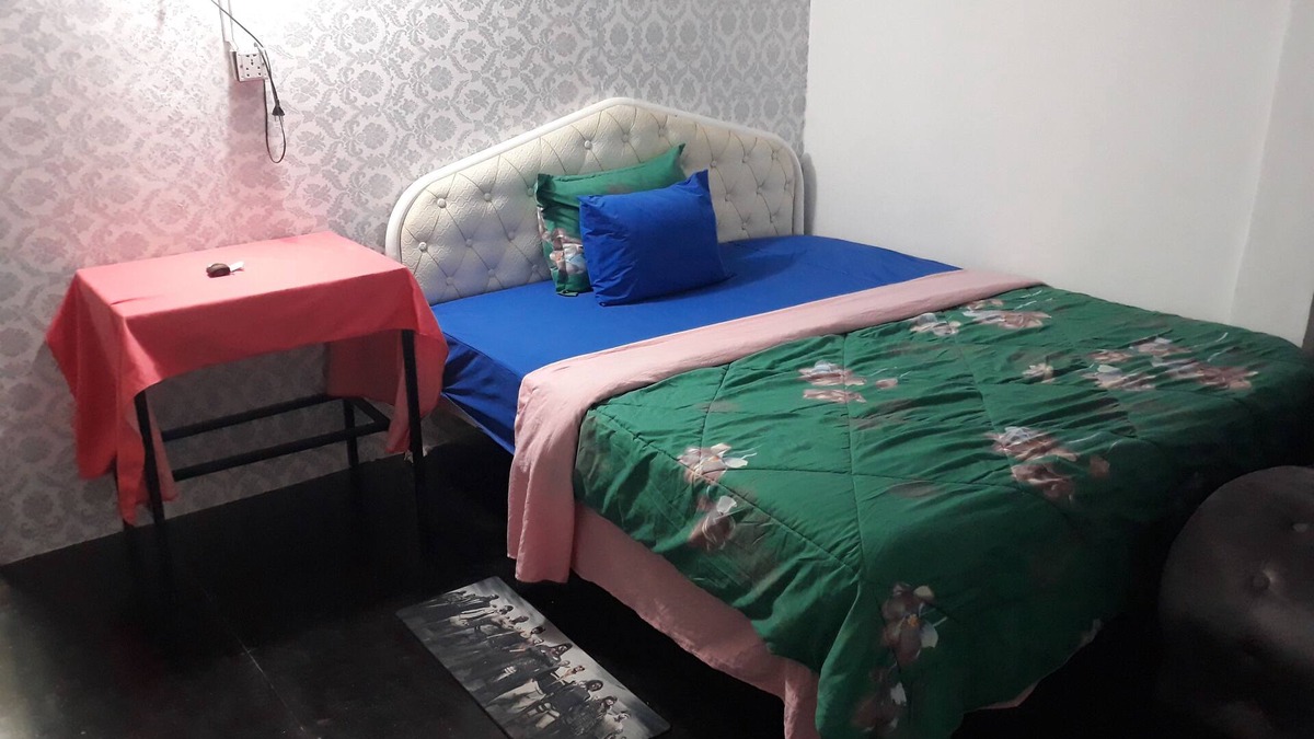 Chamkar Mon Bed & Breakfast | Vanny's King bed & Large Window in Phnom Penh.