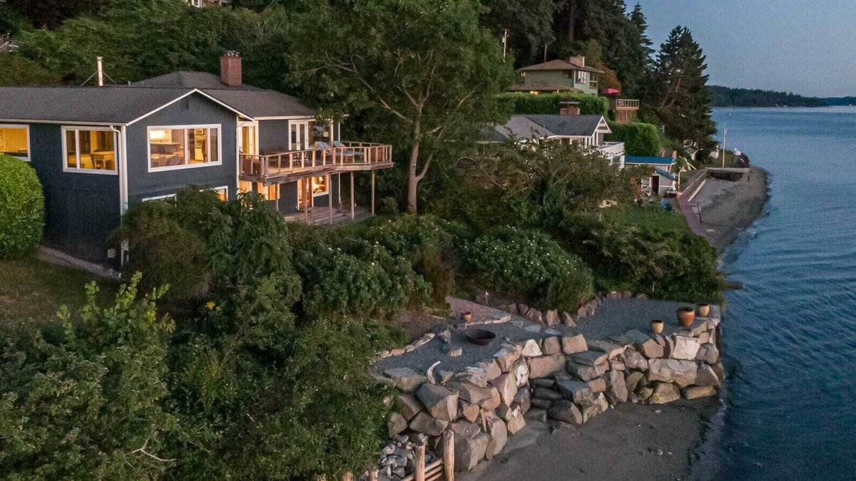 South Colby House | Vashon Beachfront Retreat with Breathtaking Views
