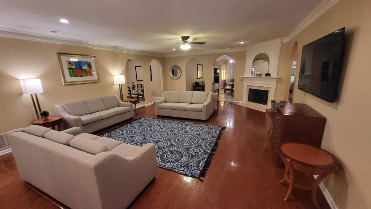 Southaven House | Vast Lake Front Estate with Pool in Greater Memphis