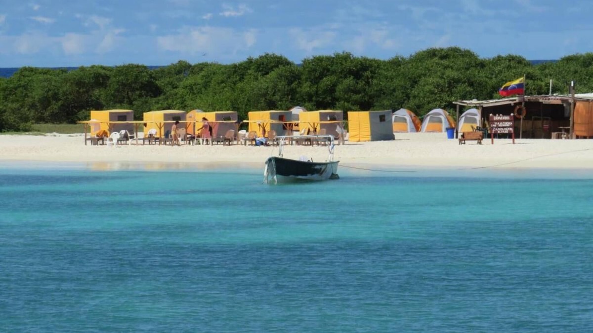 La Tortuga Boat Rental | "explora la Aventura: Camping de Playa Isla La Tortuga ¡vive la Magia del Mar !"