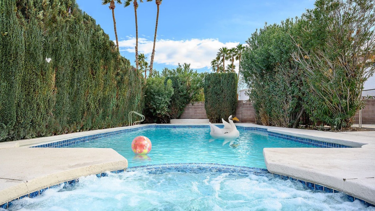 Paradise House | Vegas Retreat with heated pool/spa minutes from Harry Reid airport & the Strip!