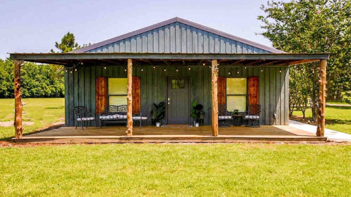 Ellendale House | Velvet Peacock - 2BR/1BA country retreat
