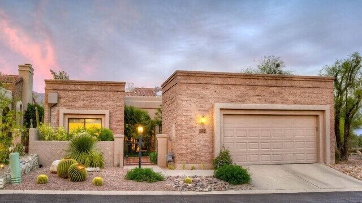 Ventana Canyon Estates House | Ventana Canyon Golf Course at your fingertips from this stunning private home