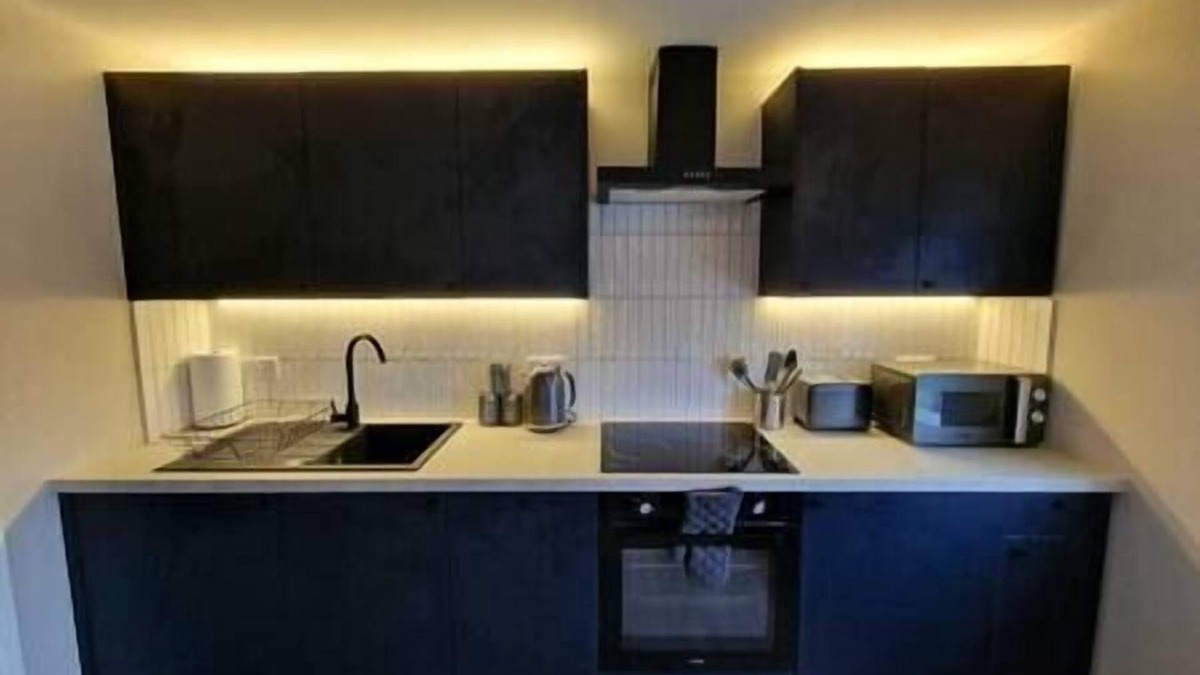 Plasnewydd Apartment | Vere Room 3 - Double Room - En Suite - Close to City Centre