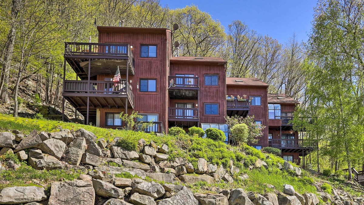 Vernon Condo | Vernon Township Condo w/ Scenic Mtn Views!