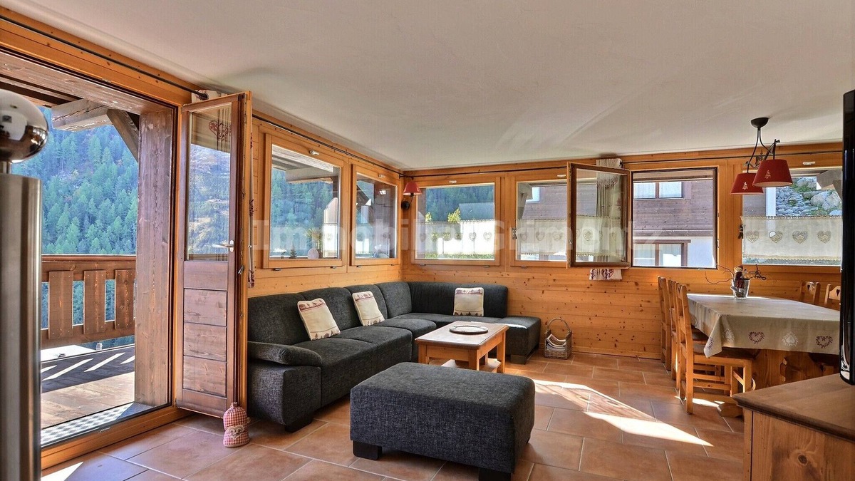 Grimentz Apartment | Very comfortable flat for 6 people, living room with wood-burner, kitchen area with dishwasher, 1 do