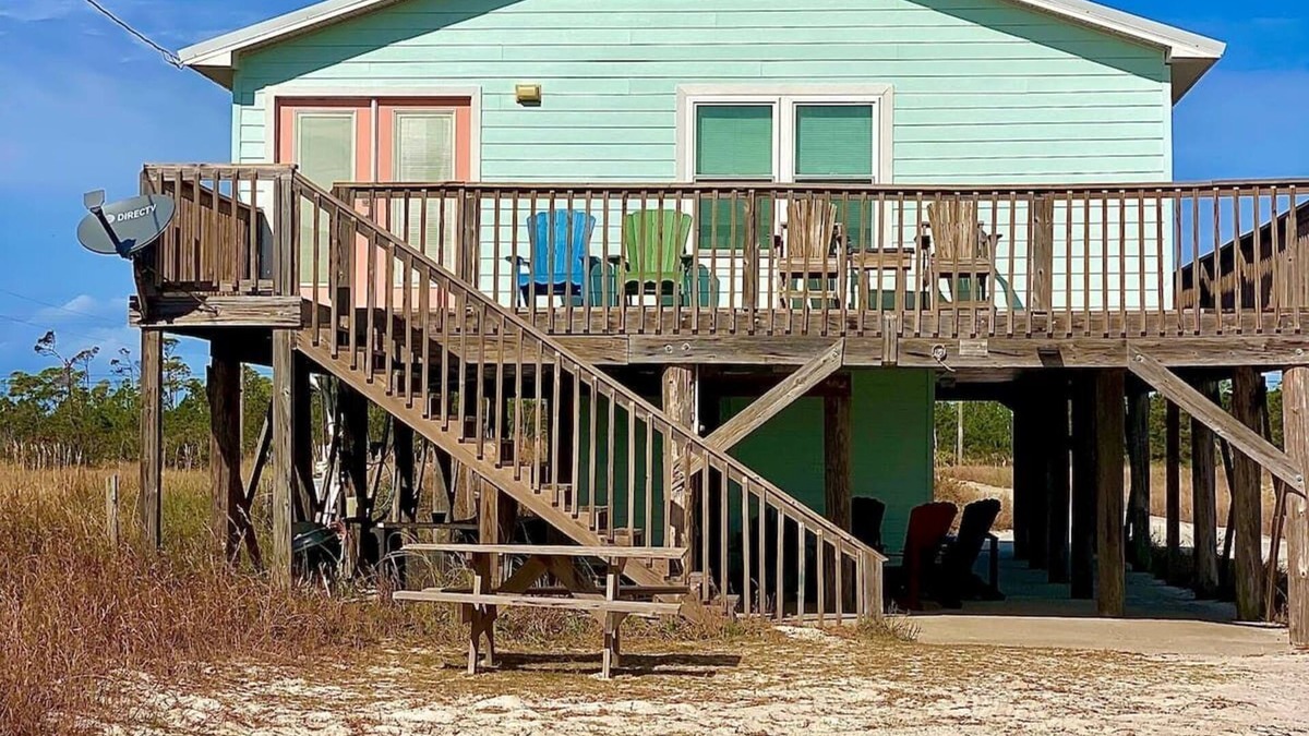 Southpointe House | Very cute, well maintained 3 bedroom 2 bath house that will accommodate up to 9 people. This beach home was featured on the A&E show VACATION RENTAL POTENTIAL!