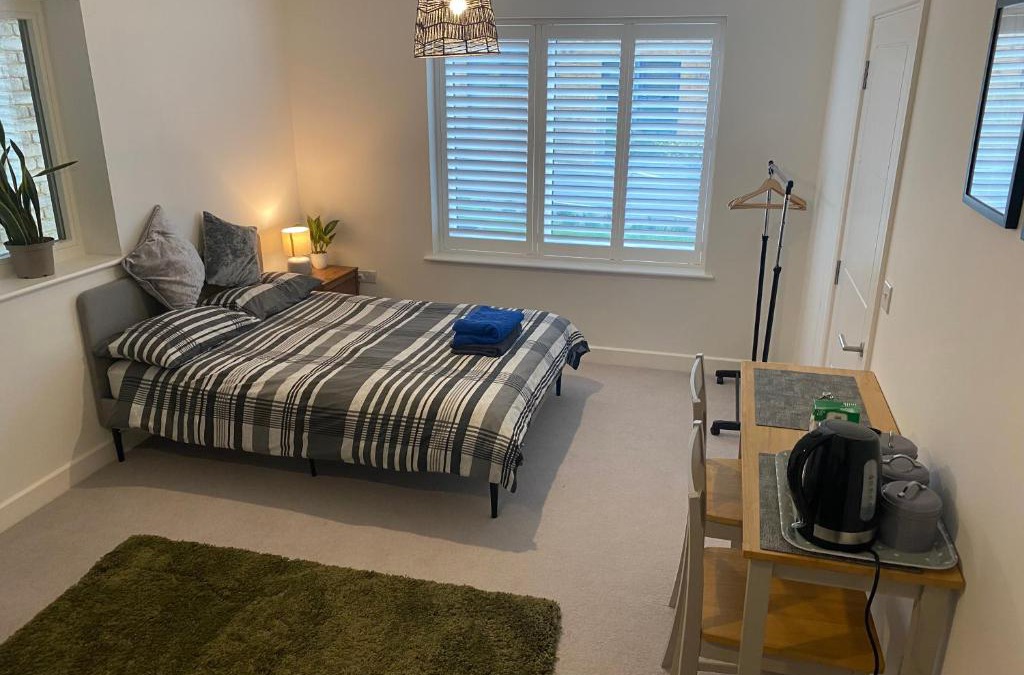 Newhaven House | Very Large Double Room with Corner Sofa, Sky TV, Netflix etc, Fridge and Microwave