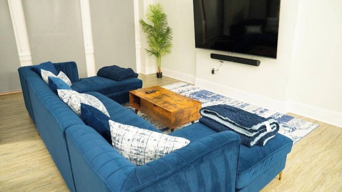 Downtown Baltimore Apartment | Very large! Penn Station Downtown home w/parking