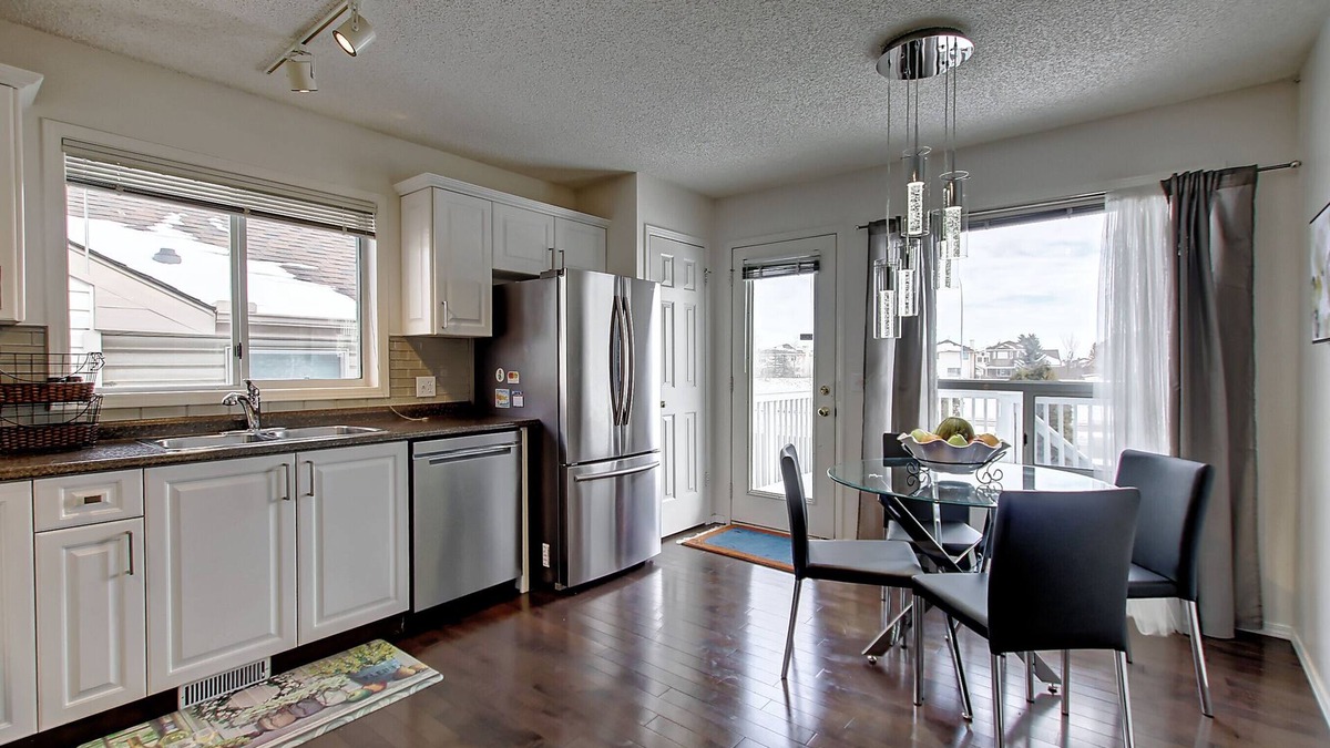 Citadel House | VERY MODERN AND COMFORTABLE, 5BEDS, 3BATHS, MINS TO A/PORT, DT