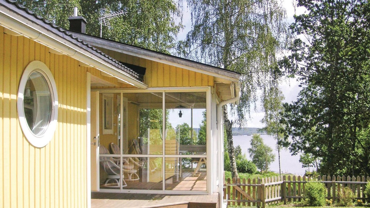 Vikangen House | Very nice and cozy cottage overlooking lake Viken with its own beach and bridge.