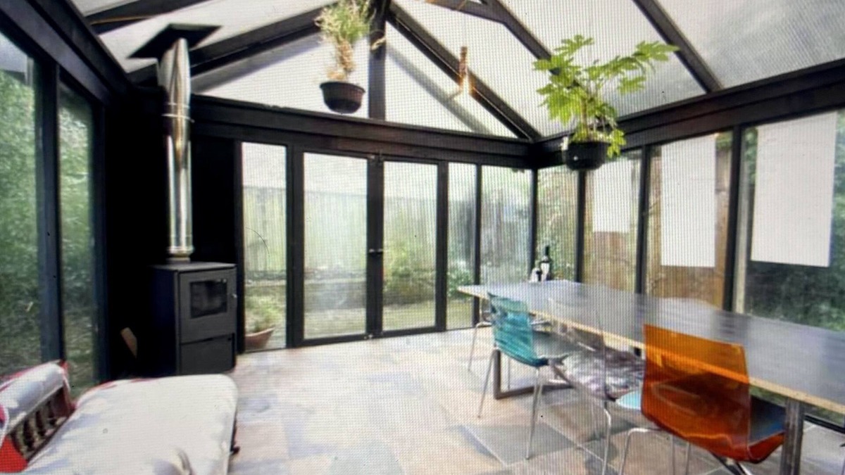 Ryde House | Very private 5-6 bedroom house with Annex and hot tub.