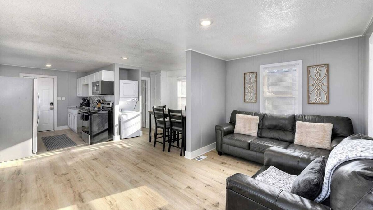 Sugar Creek House | Very Quiet | 15M -> Dntwn | Hidden Gem | 910 Mbps
