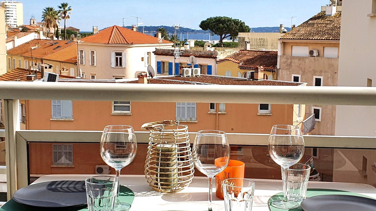 Sainte-Maxime City Centre Apartment | Very Rare, renovated t3 apartment with large balcony # SEA VIEW # downtown