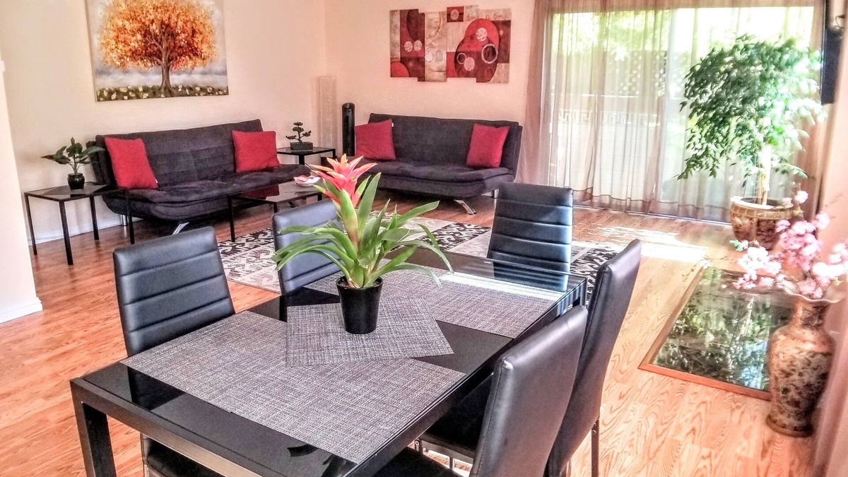 North of Wilshire Apartment | Very spacious 2 bedrooms + 2 bathrooms in Prime Santa Monica + free parking