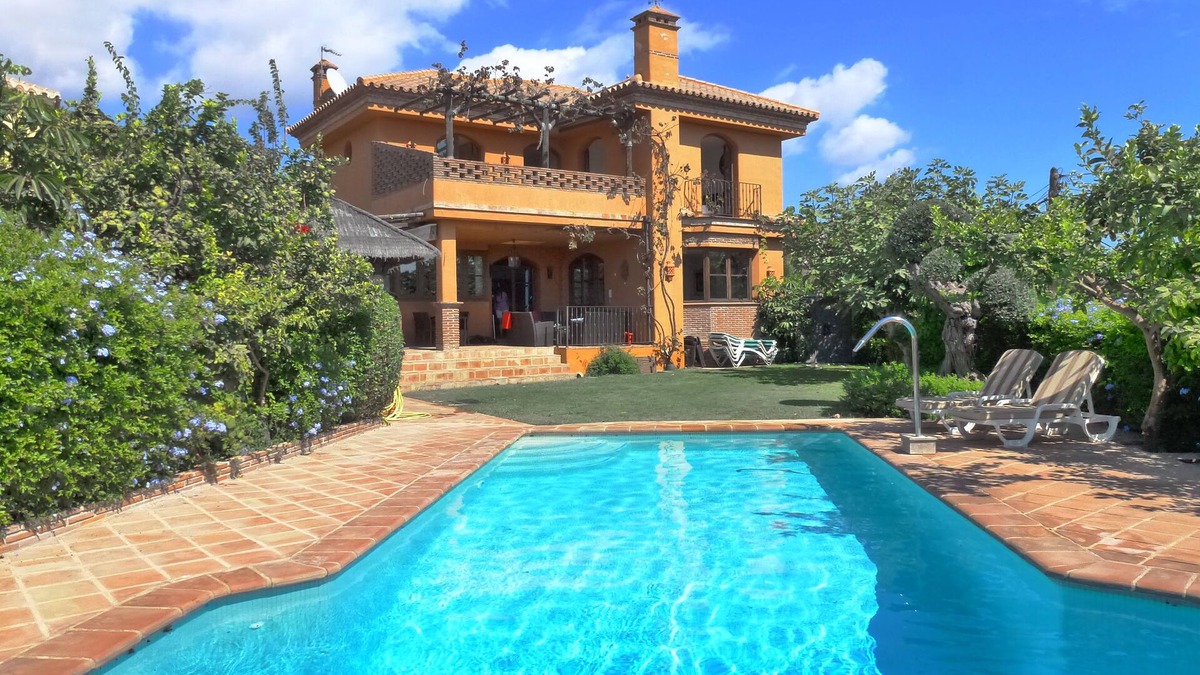 Urbanizacion Pinos Verdes Villa | Very spacious family villa with large private heated pool & beautiful sea views