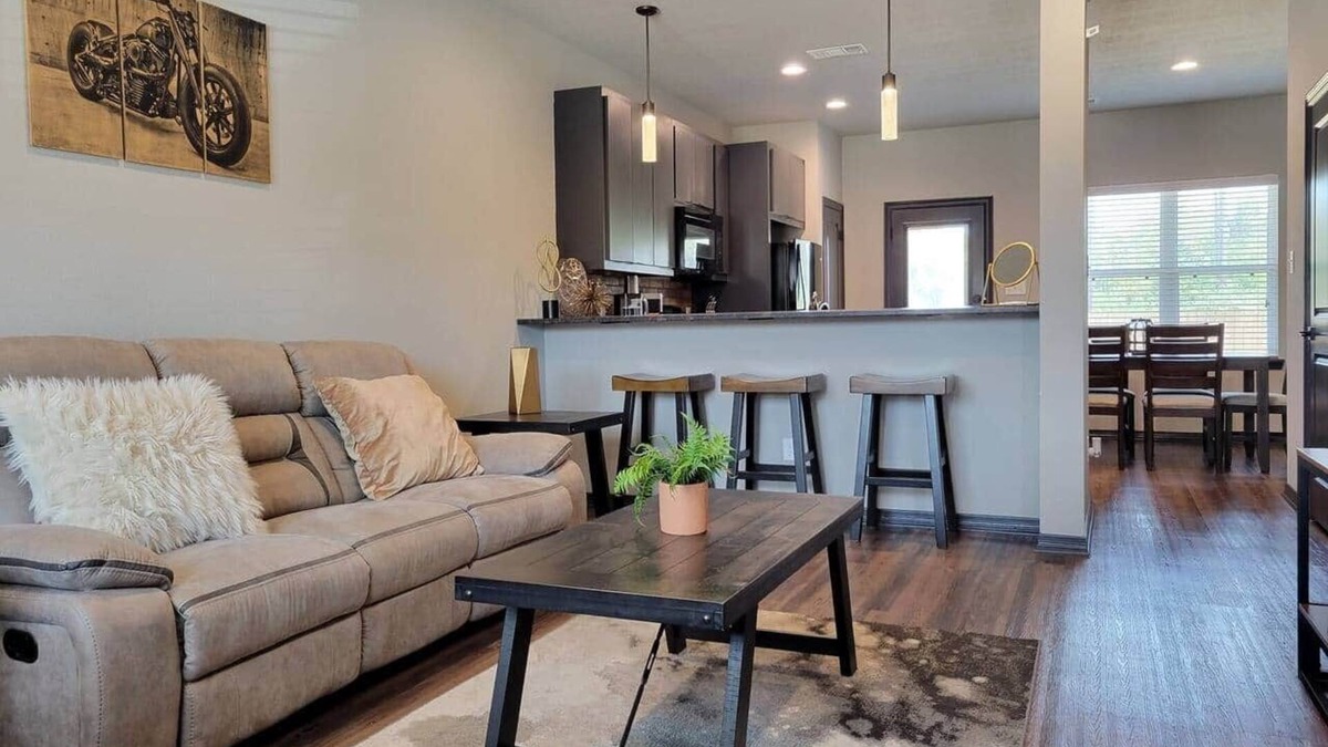 College Station House | Veteran's Park, 2 Bedrm, 2.5 Bath, Pool, Game Room