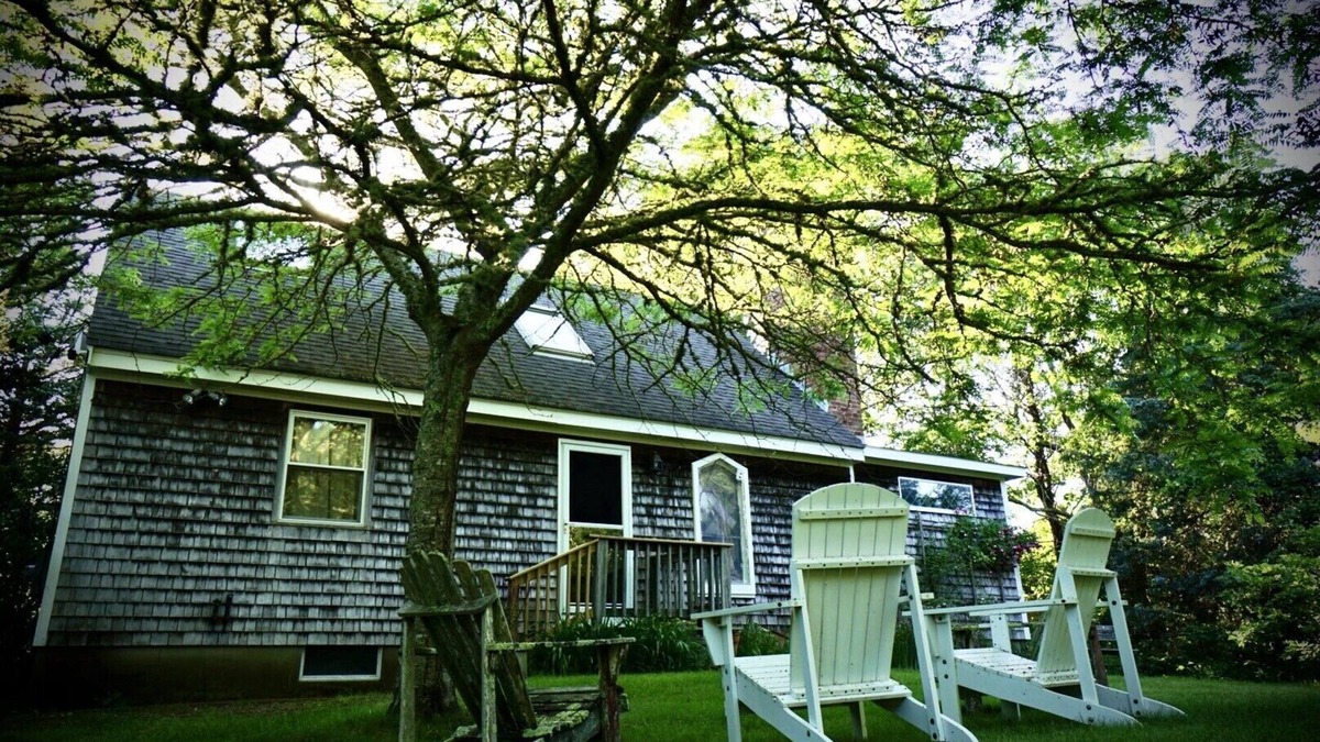 Vineyard Haven House | VH Bright and Airy Cottage - walking distance to downtown and beach