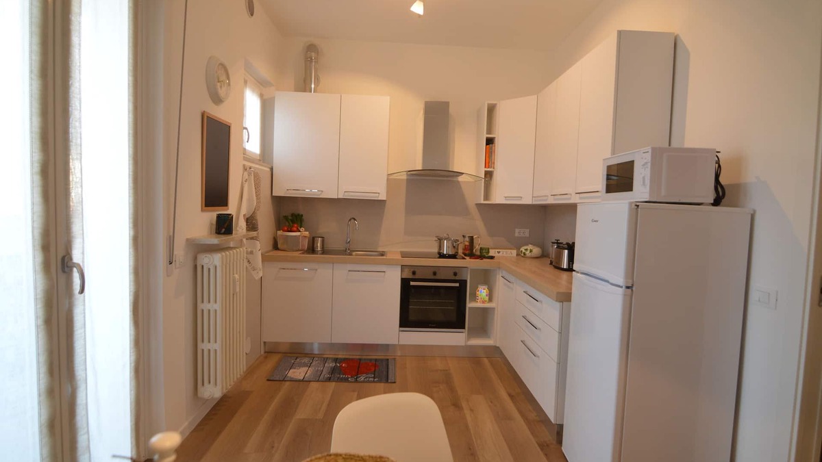 Est House | Via da Velo is a renovated apartment. Allows guest comfort.
