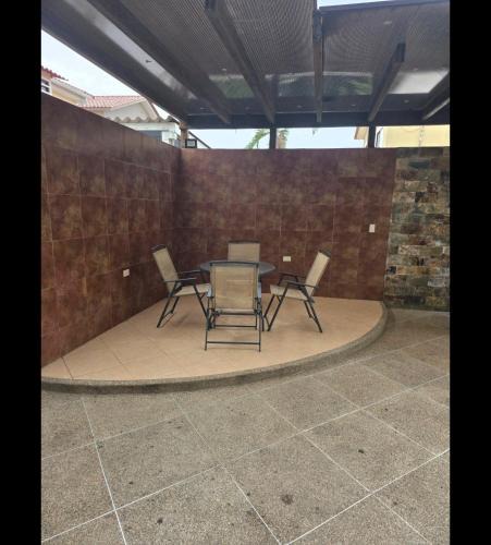 Samborondon Villa | Via Samborondón Ciudad Celeste, Tipo Mansión, 5 camas, 4 hab, piscina gym