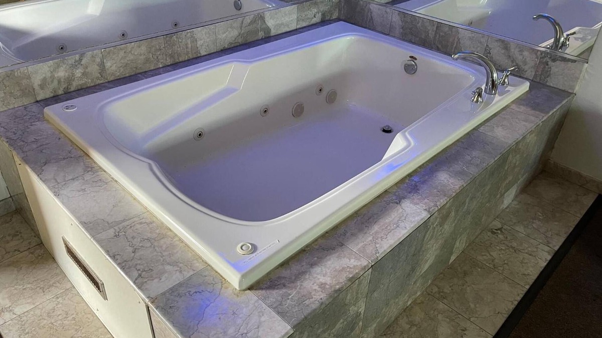 Lyons Hotel | VIBE INN - WHIRLPOOL SUITES