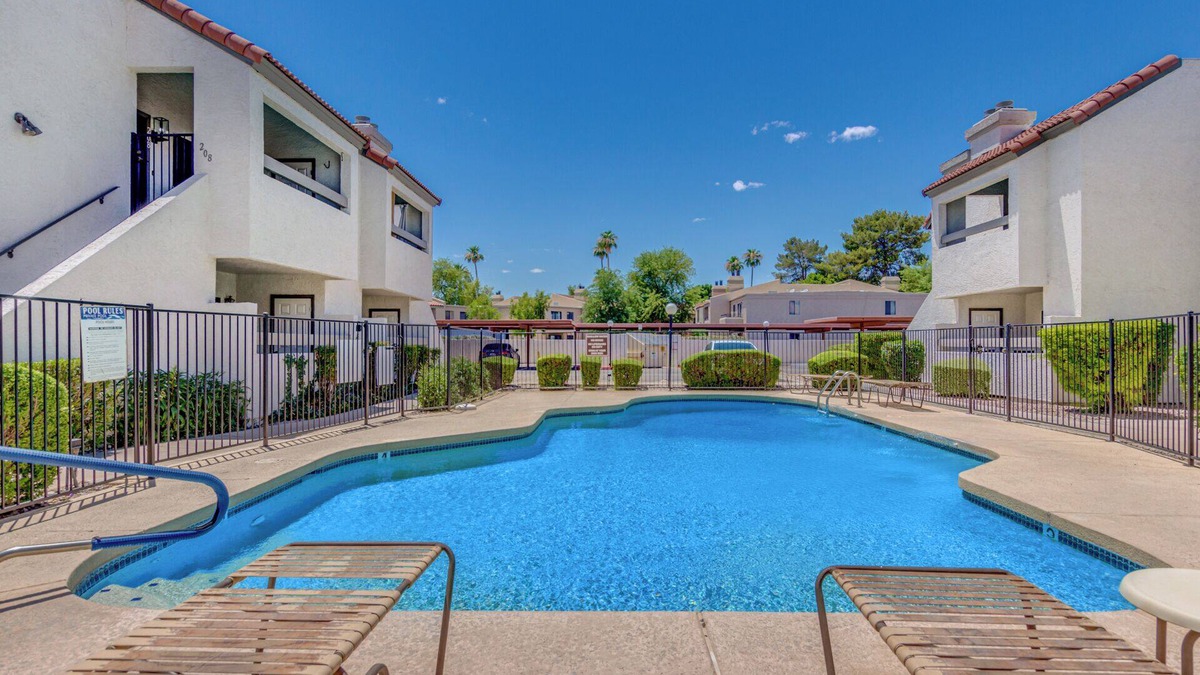 South Scottsdale Condo | Vibrant 1BR Condo w/Patio, Pool, & Parking
