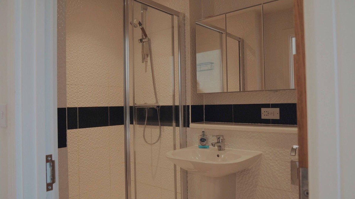 Thamesfield Apartment | Vibrant 2-bedroom apartment in London
