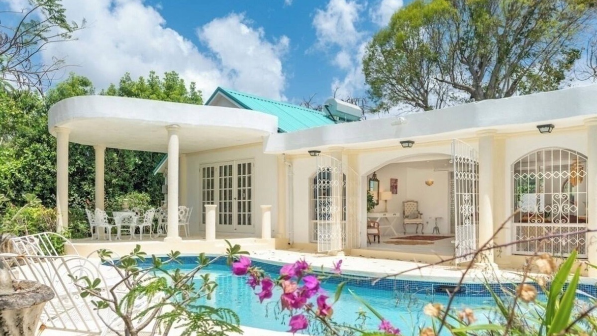 Holder's Hill House | Vibrant 4-Bedroom Villa with Pool & Polo Views, Steps from Paynes Bay Beach.