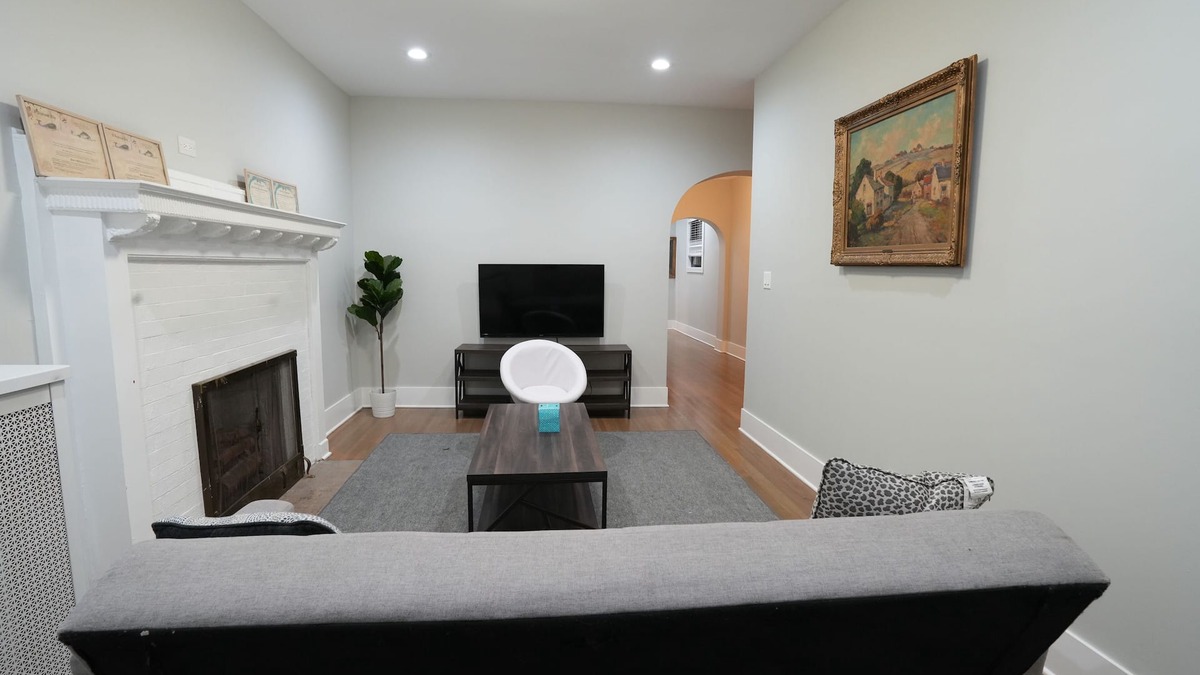 Hyde Park Apartment | Vibrant 4BR Haven in Historic Hyde Park, Near University of Chicago