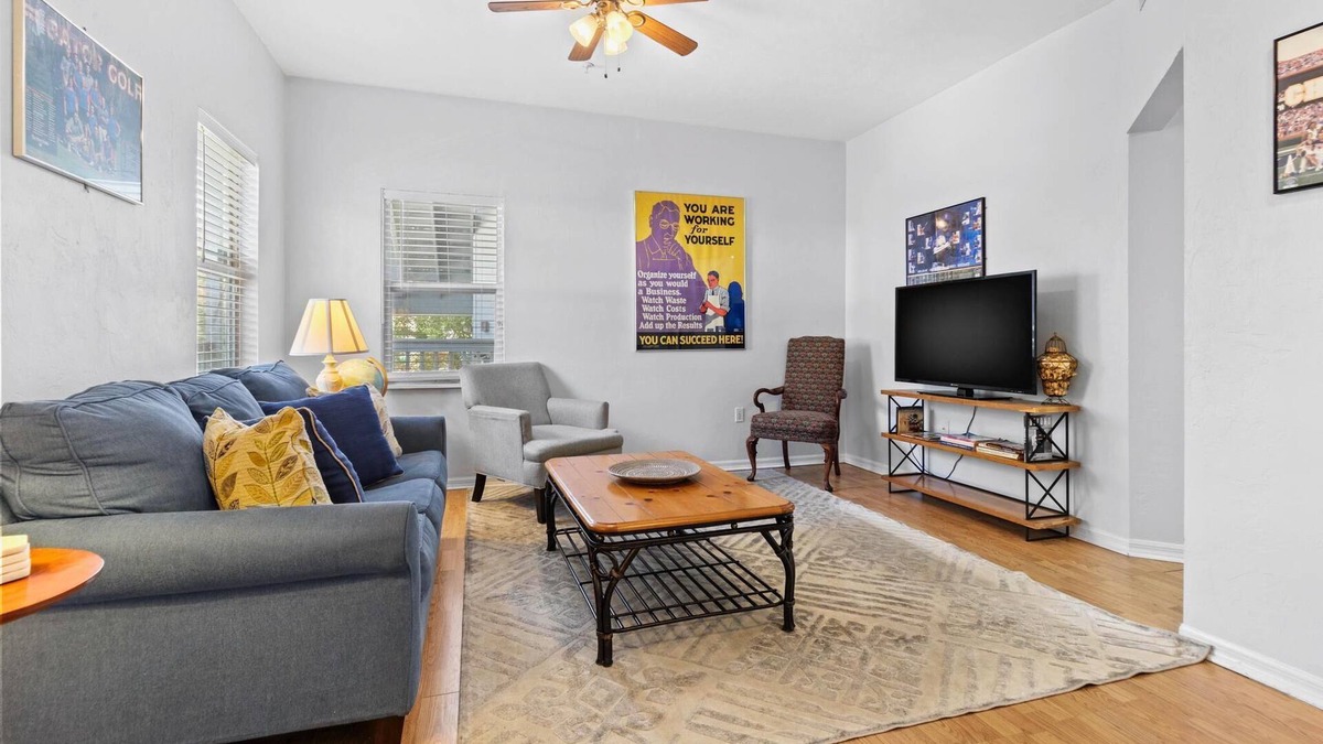 University Heights Apartment | Vibrant apartment within 5 mins to UF & Stadium!