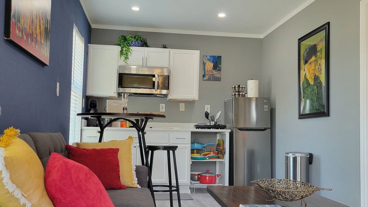 Denton Apartment | Vibrant Art Retreat. Stylish 1 Bedroom Private Cottage Centrally located. n
