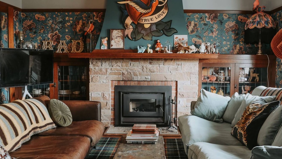 East Launceston House | Vibrant Dual Retreat: Vagabond's Rest & Rose Gold Hideaway