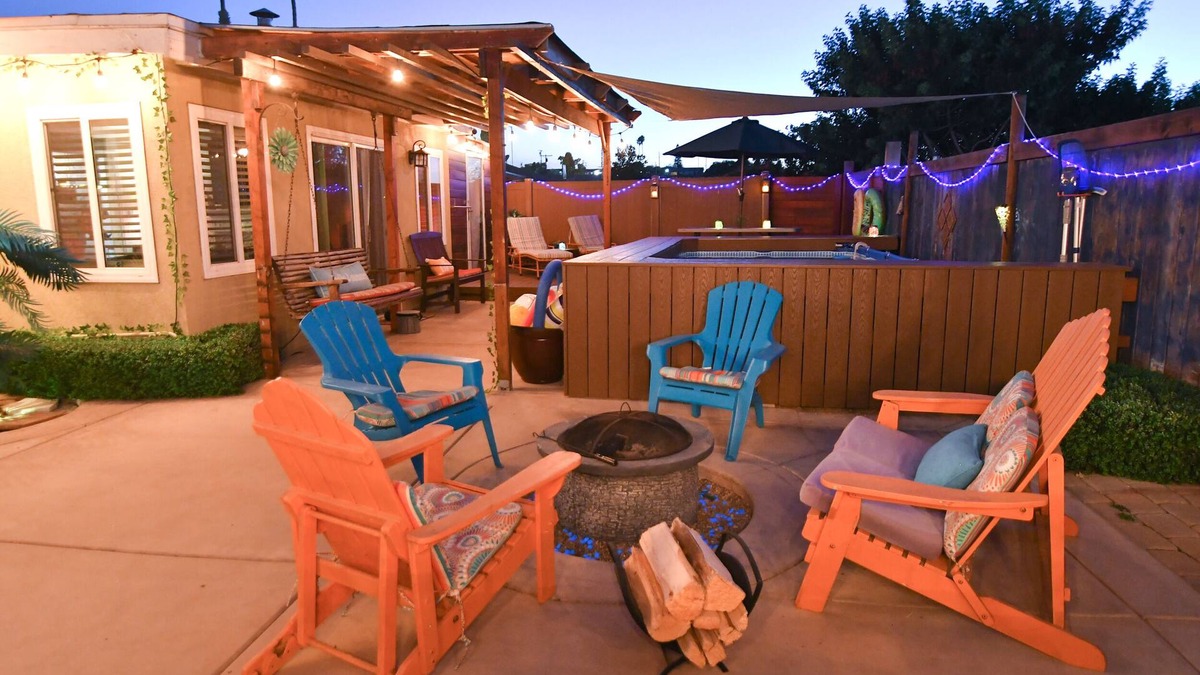 Lincoln Acres House | Vibrant, entertaining, & cozy spacious home with artistic flare!