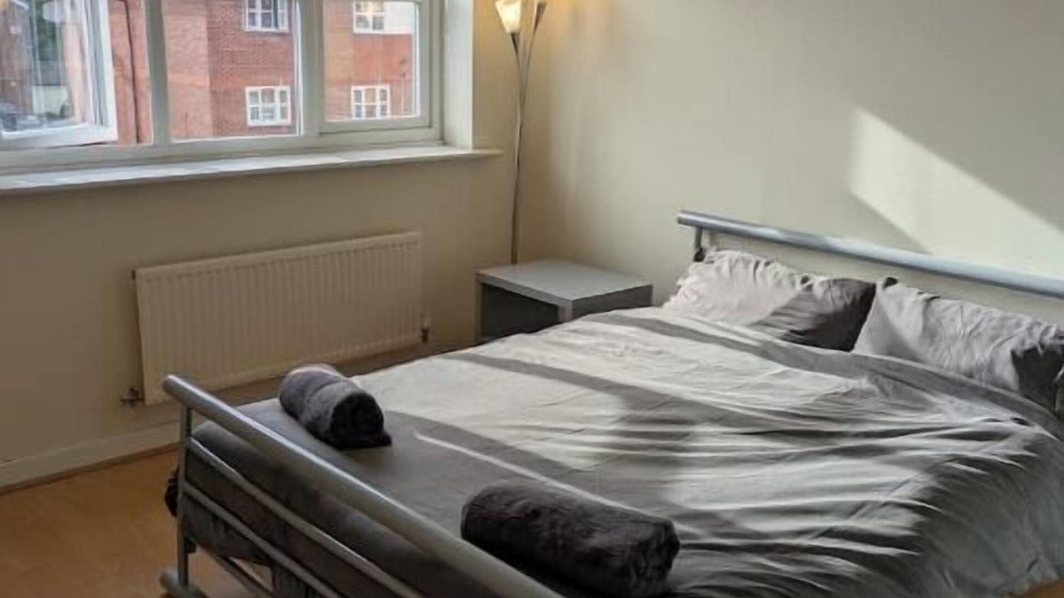 Baguley Apartment | Vibrant flat with lots of amenities near to Manchester Airport