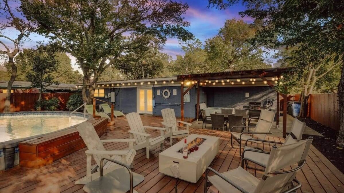 Irving House | Vibrant House w Great Backyard, Pool and Jacuzzi