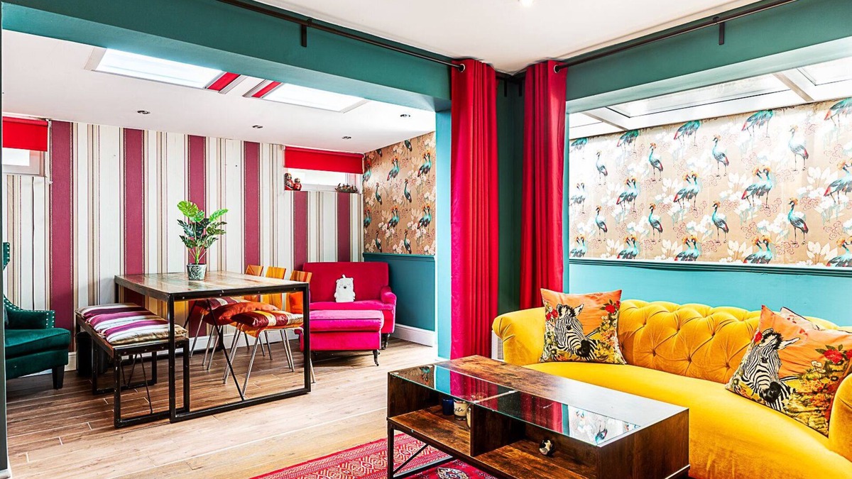 West Kensington Apartment | Vibrant Kensington Flat with Garden Bar