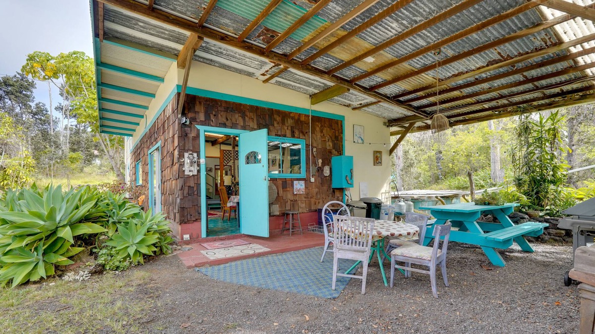 Ocean View House | Vibrant Ocean View Home w/ Lanai & Steam Room!