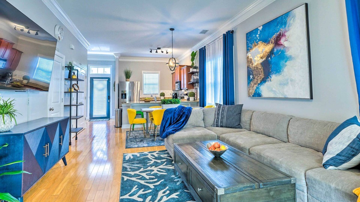 Castle Hayne House | Vibrant Pet-Friendly Townhome w/Smart TVs!