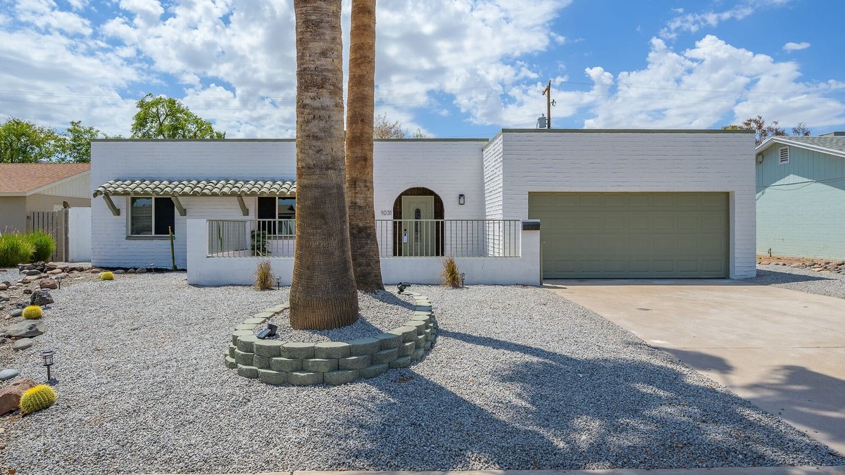 New Papago Parkway House | Vibrant Urban Escape! Discover Comfort and Convenience in the Tempe Scottsdale
