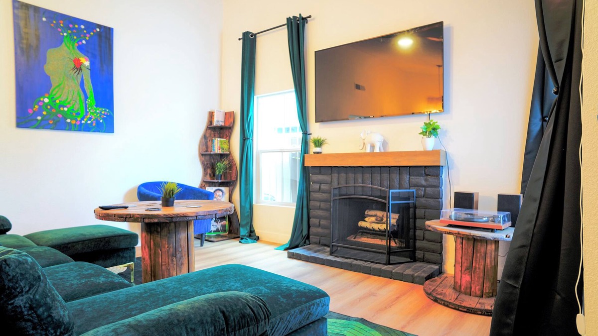 Las Vegas House | Vibrant Vegas Retreat~Quiet~Cozy~18 min to Strip