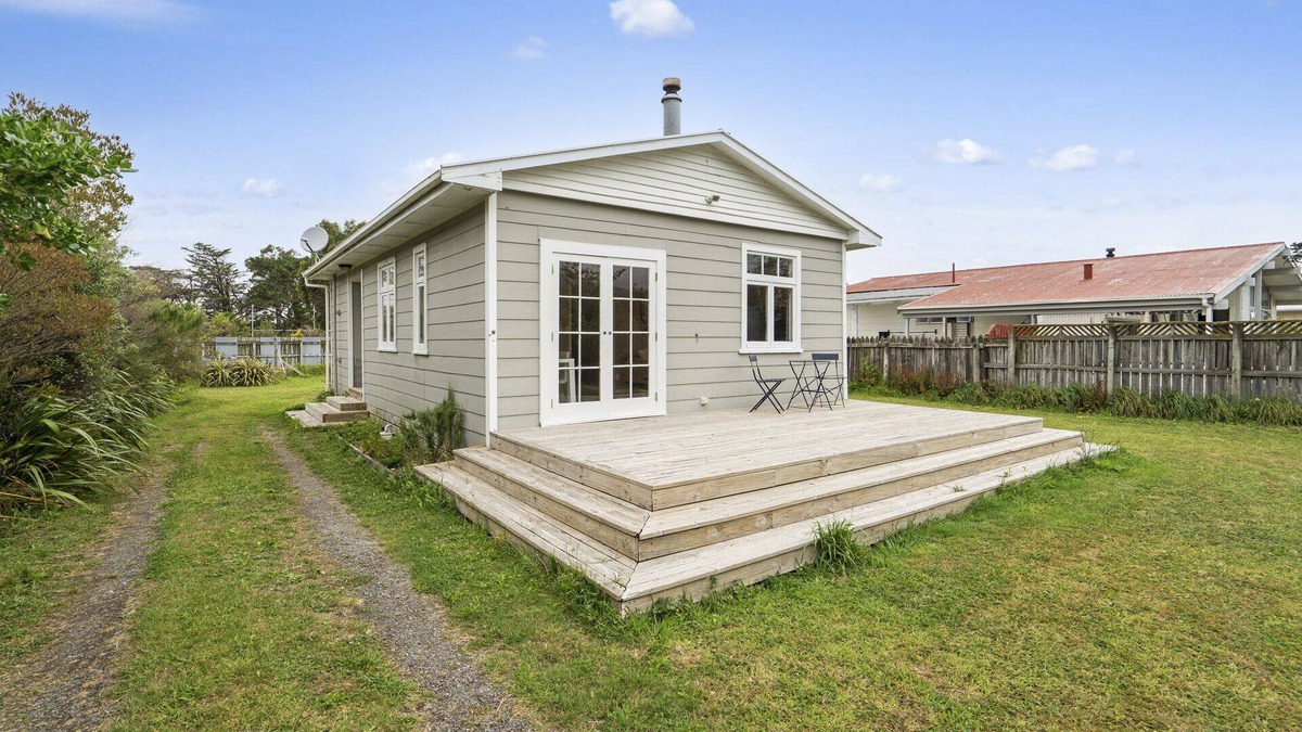 Featherston House | Vibrant Villa - Featherston Holiday Home