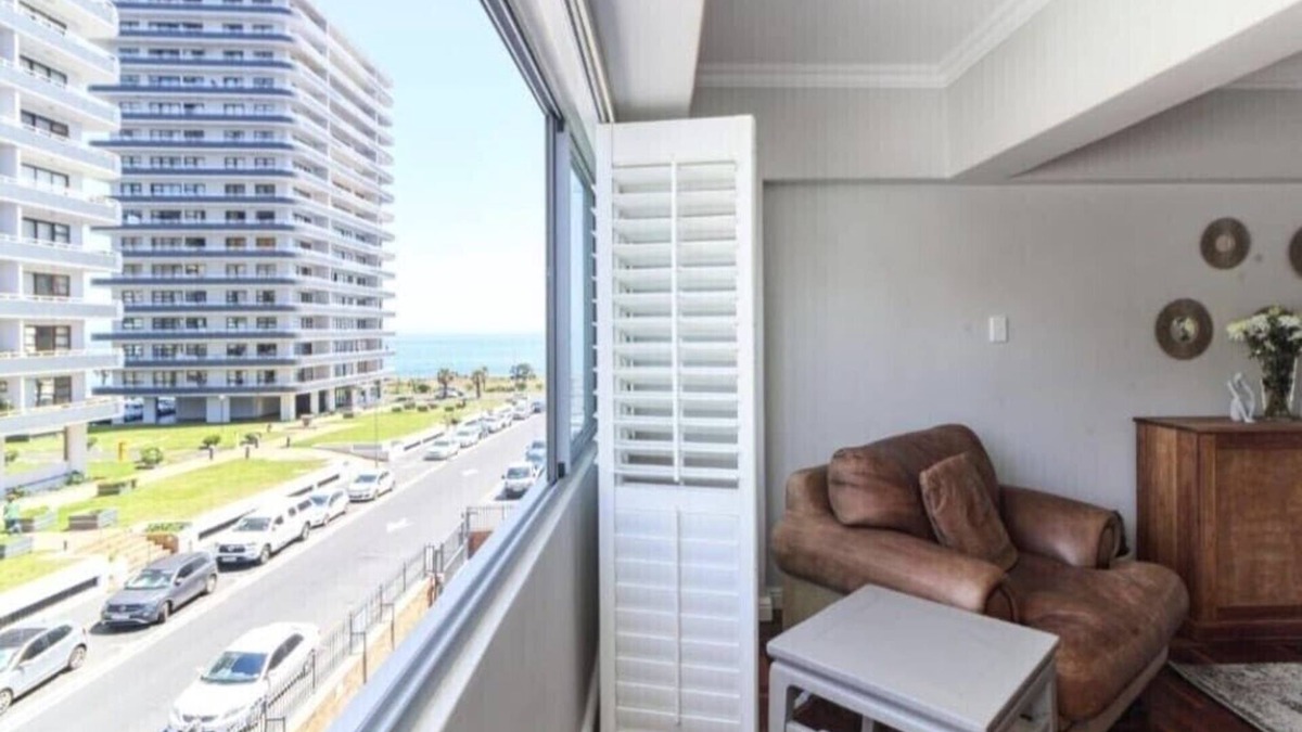 Three Anchor Bay Apartment | Vicmor Court 22 by HMH
