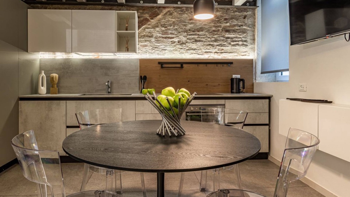 Ferrara Apartment | Vicolo dei Duelli Industrial Green Apartment