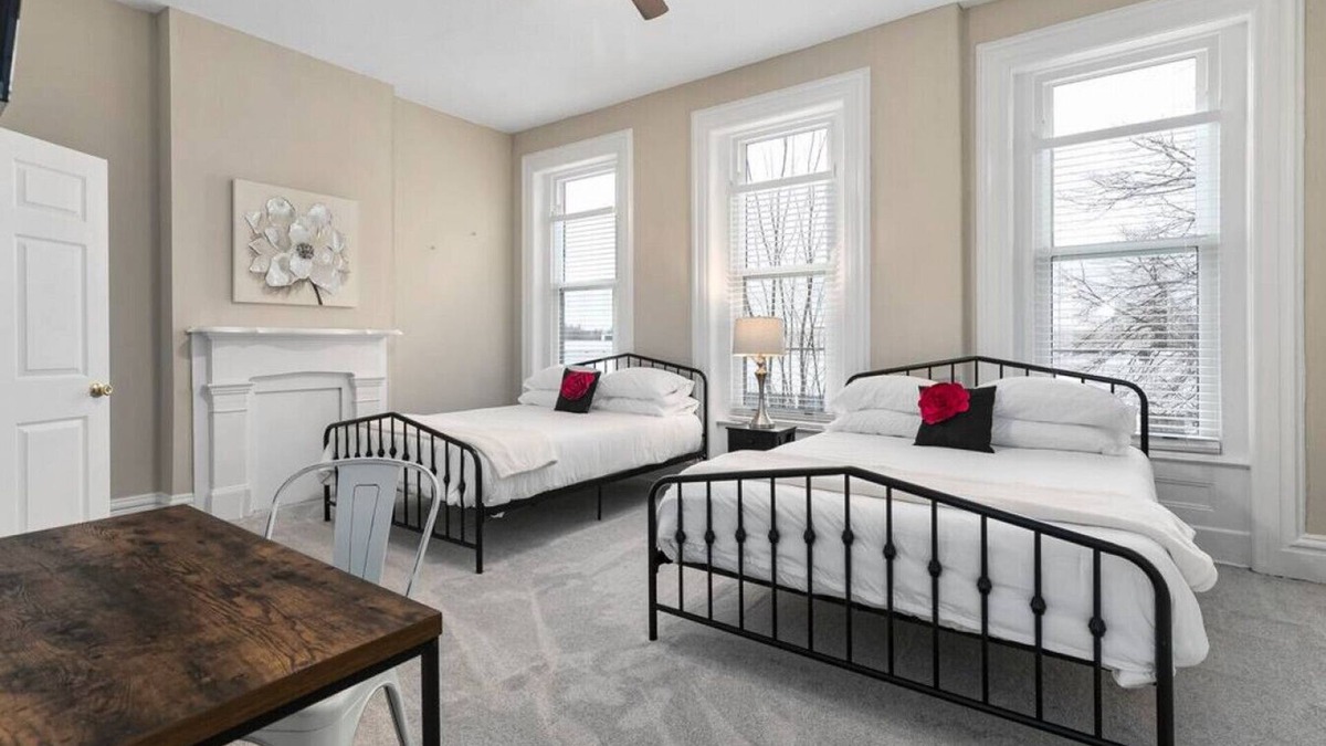 Benton Park House | Victor · Elegant 3 Story Historic Rmdl *Sleeps 18* - Pets