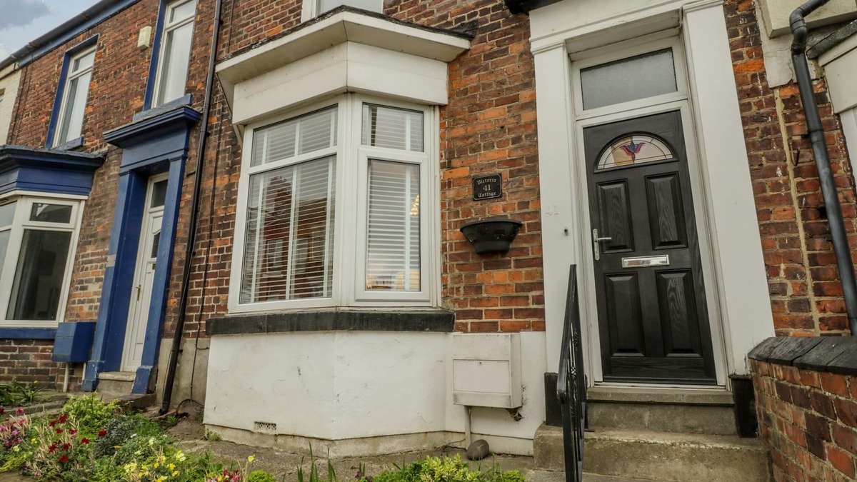 Marske-by-the-Sea Cottage | VICTORIA COTTAGE, pet friendly in Marske-By-The-Sea