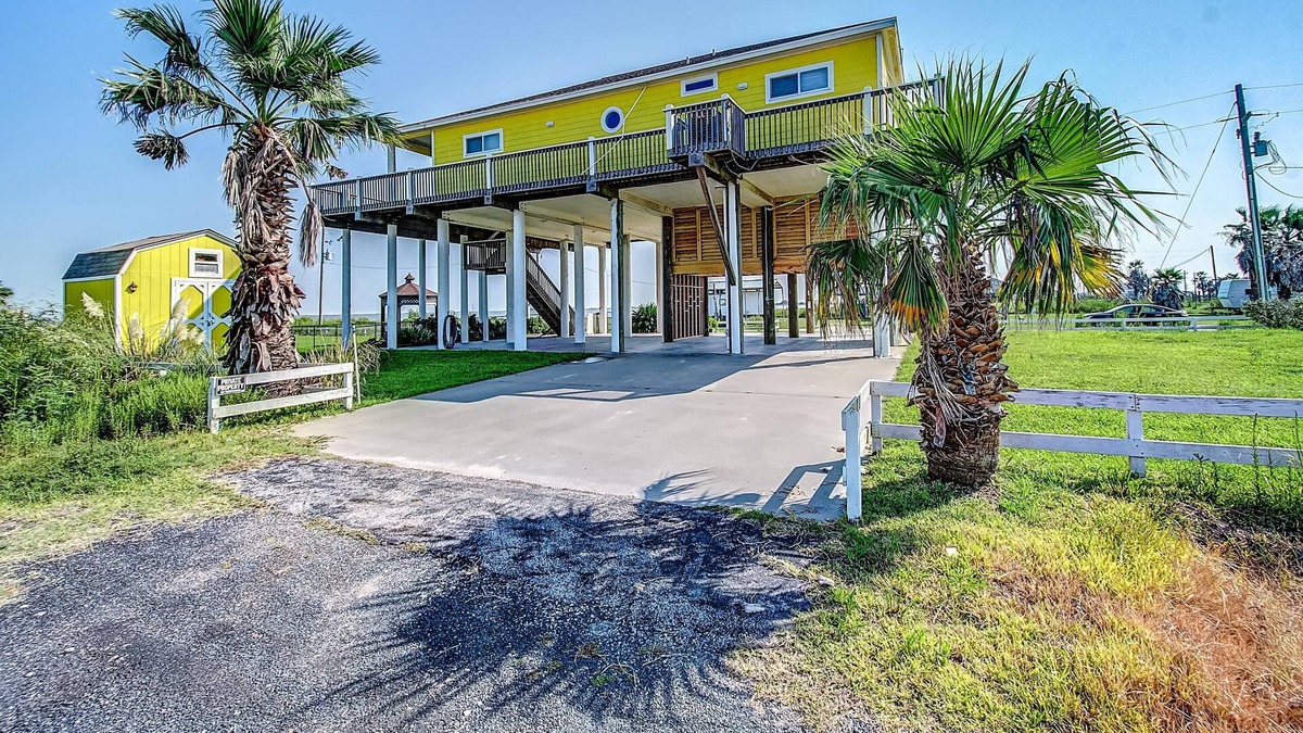 Gilchrist House | Victoria's Seacret Getaway -Bay side with Beautiful views of the beach and bay