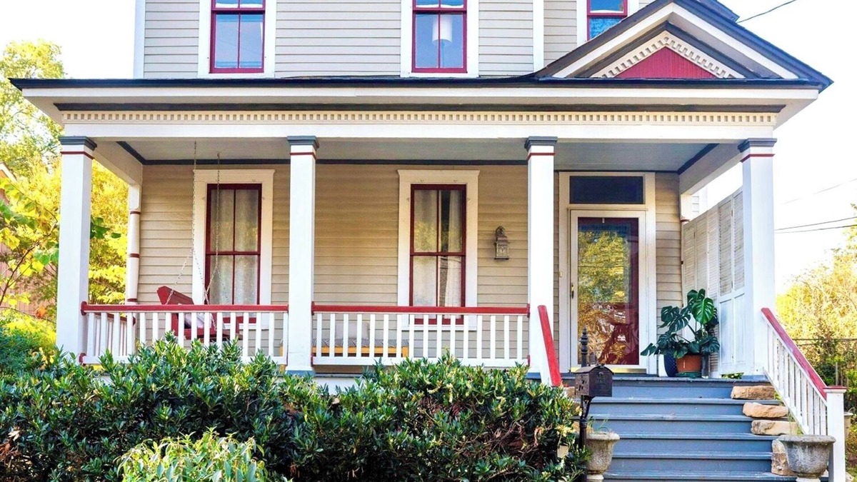 East Point House | Victorian 1-bedroom apartment in a house with AC, WiFi in welcoming East Point
