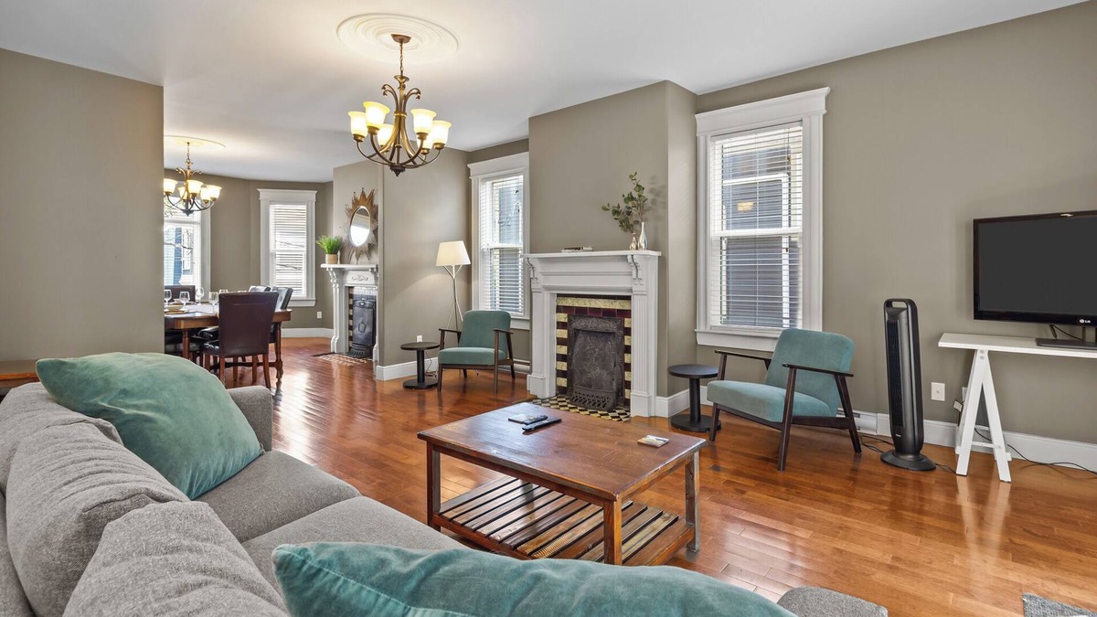Terra Nova House | Victorian 4BR | 2.5BA | 2Parking | Near Parks & DT