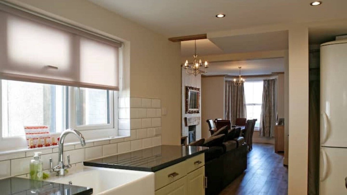 Bala House | VICTORIAN 5 BED TOWN HOUSE 4 POSTER BED, REAL FIRE